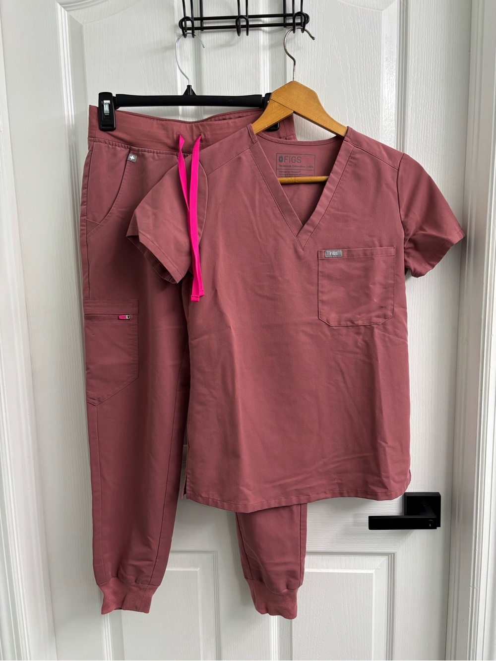 FIGS Women's Joggers Scrub Set
